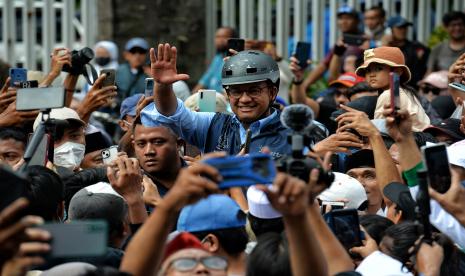 Gubernur DKI Jakarta Anies Baswedan menyapa warga saat akan menghadiri acara perpisahan masa kepemimpinannya menjadi Gubernur di Balai Kota DKI Jakarta, Ahad (16/10/2022).