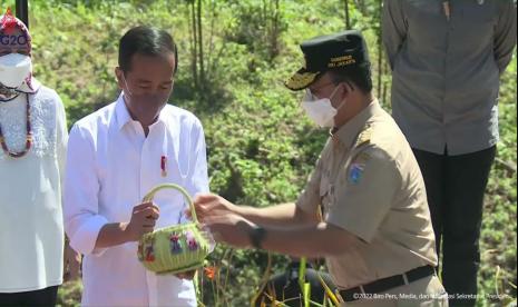 Gubernur DKI Jakarta Anies Baswedan menyerahkan tanah dan air dari wilayah DKI Jakarta, yang diambil dari Kampung Akuarium untuk digabungkan dengan 34 tanah dan air dari provinsi lainnya dalam prosesi penyatuan air Nusantara untuk pembangunan IKN Nusantara di di Penajam Paser Utara, Kalimantan Timur Senin (14/3).