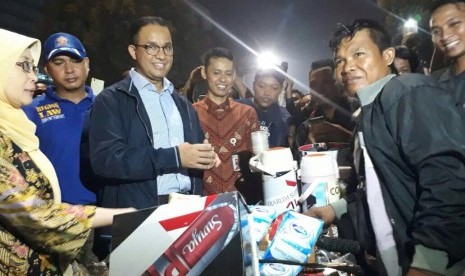 Gubernur DKI Jakarta Anies Baswedan merayakan malam tahun baru di Monas, Jakarta, Ahad (31/12).