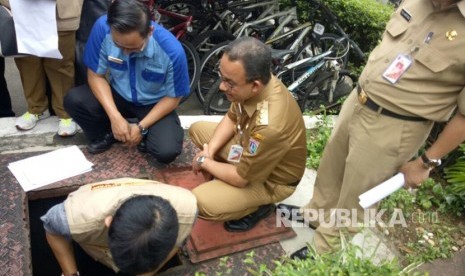 Gubernur DKI Jakarta Anies Baswedan merazia Hotel Sari Pan Pacific di Jalan MH Thamrin, Senin (12/3). Dalam razia penegakan aturan terkait penggunaan air tanah dan pengolahan air limbah tersebut Anies menyebut banyak yang dilanggar pihak manajemen hotel.