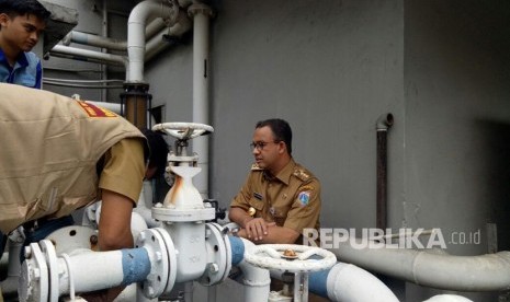 Gubernur DKI Jakarta Anies Baswedan merazia Hotel Sari Pan Pacific di Jalan MH Thamrin, Senin (12/3). Dalam razia penegakan aturan terkait penggunaan air tanah dan pengolahan air limbah tersebut Anies menyebut banyak yang dilanggar pihak manajemen hotel.