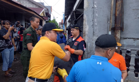 Gubernur DKI Jakarta, Anies Baswedan saat gotong-royong membersihkan sampah sisa banjir di Lapang Pilar, Jalan Jembatan Lama, Kelurahan Makasar, Jakarta Timur, Ahad (5/1). 