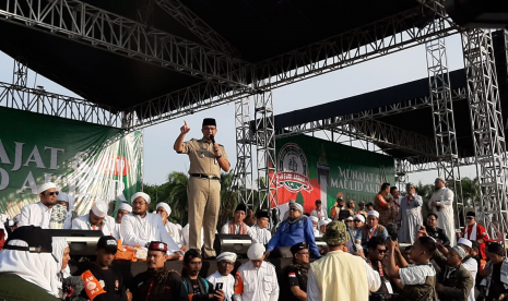 Gubernur DKI Jakarta Anies Baswedan saat hadir di acara Reuni 212 yang digelar di Monas, Senin (21/1)