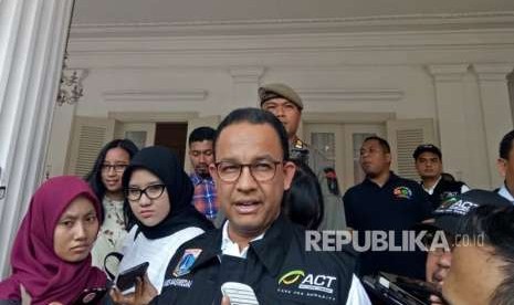 Gubernur DKI Jakarta, Anies Baswedan saat melepas keberangkatan Bantuan Kemanusiaan untuk korban gempa bumi Lombok, NTB, di Balai Kota Jakarta, Ahad (19/8).Bantuan tersebut disalurkan melalui Aksi Cepat Tanggap (ACT). 