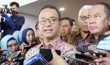 Gubernur DKI Jakarta, Anies Baswedan saat meninjau arena pacuan kuda Asian Games di Jakarta International Equestrian, Pulomas.