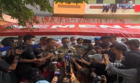 Gubernur DKI Jakarta Anies Baswedan saat meninjau lokasi kebakaran di Pasar Gembrong, Jakarta Timur, Senin (25/4). 