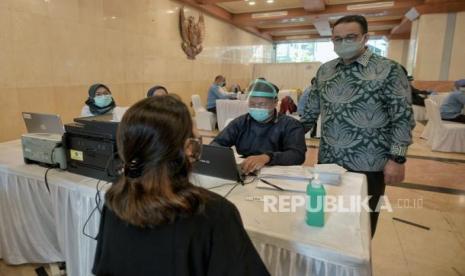 Gubernur DKI Jakarta Anies Baswedan saat meninjau penyuntikan vaksin covid-19 kepada sejumlah awak media di Balai Kota DKI Jakarta, Rabu (24/3). Pemprov DKI Jakarta bersama Dewan Pers menyediakan vaksin Covid-19 sebanyak 5.200 dosis untuk jurnalis dengan target 400 dosis perhari.