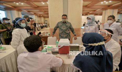 Gubernur DKI Jakarta Anies Baswedan saat meninjau penyuntikan vaksin covid-19 kepada sejumlah awak media di Balai Kota DKI Jakarta, Rabu (24/3). Pemprov DKI Jakarta bersama Dewan Pers menyediakan vaksin Covid-19 sebanyak 5.200 dosis untuk jurnalis dengan target 400 dosis perhari.