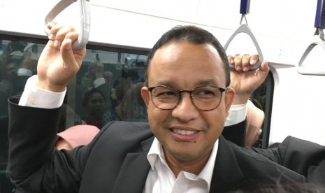 Gubernur DKI Jakarta Anies Baswedan saat meninjau Stasiun MRT Bundaran HI, Selasa (2/4).