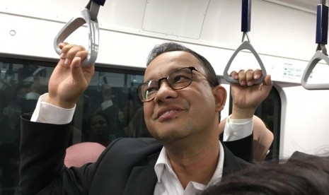 Gubernur DKI Jakarta Anies Baswedan saat meninjau Stasiun MRT Bundaran HI, Selasa (2/4).