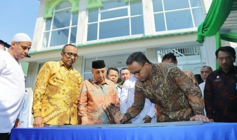 Gubernur DKI Jakarta Anies Baswedan saat meresmikan Masjid Al Irsyad Al Islamiyyah di Rutan Wanita Pondok Bambu, Jakarta Timur, Sabtu (12/5).  