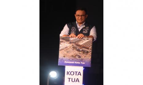 Gubernur DKI Jakarta Anies Baswedan secara simbolis memasang gambar pada acara Pembukaan Kembali Kawasan Kota Tua dan Groundbreaking CP202 MRT Jakarta Fase 2A di Plaza BEOS Kawasan Kota Tua, Jakarta Barat, Sabtu (10/9/2022). Peresmian ini sebagai penanda dibukanya kembali kawasan wisata Kota Tua pascarenovasi dan dimulainya pembangunan MRT Fase 2A CP202 yang terdiri dari tiga stasiun bawah tanah, yaitu Stasiun Harmoni, Stasiun Sawah Besar, Stasiun Mangga Besar. 