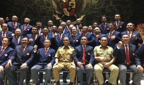 Gubernur DKI Jakarta Anies Baswedan (tengah) berfoto bersama Ketua Umum KONI Pusat Tono Suratman (ketiga kanan) dan kepengurusan baru KONI DKI Jakarta periode 2017-2021.