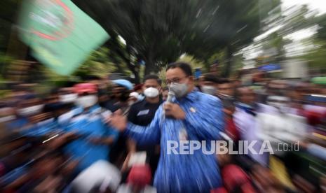 Apindo DKI Jakarta segera mengajukan gugatan terhadap Pemprov DKI Jakarta dan Gubernur DKI Anies Rasyid Baswedan ke Pengadilan Tata Usaha Negara (PTUN). Foto: Gubernur DKI Jakarta Anies Baswedan (tengah) berorasi saat menemui buruh yang berunjuk rasa.