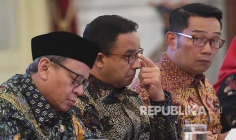 Gubernur Jawa Barat Ridwan Kamil (kanan) bersama Gubernur DKI Jakarta Anies Baswedan (tengah) bersama Gubernur Banten Wahidin Halim (kiri) mengikuti rapat pencegahan dan penanganan dampak banjir yang dipimpin oleh Presiden Joko Widodo di Istana Merdeka, Jakarta, Rabu (8/1/2020). 