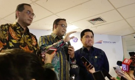 Gubernur DKI Jakarta, Anies Baswedan (tengah) bersama Menteri BUMN, Erick Thohir (kanan) dan Menteri Perhubungan, Budi Karya Sumadi (kiri)