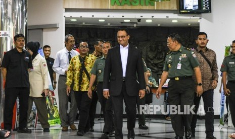 Gubernur DKI Jakarta Anies Baswedan (tengah) bersama Tim Dokter Kepresidenan Dr. A. Budi Sulistya (kedua kanan) berjalan keluar usai menjenguk Presiden ketiga RI BJ Habibie di Rumah Sakit Pusat Angkatan Darat (RSPAD), Jakarta, Selasa (10/9/2019). 