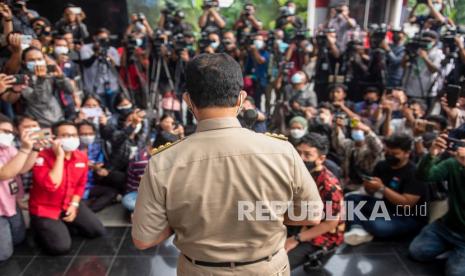 Gubernur DKI Jakarta Anies Baswedan (tengah) bersiap memberi keterangan pers pada awak media usai menjalani pemeriksaan di Gedung Merah Putih KPK, Jakarta, Selasa (21/9/2021). KPK memeriksa Anies Baswedan sebagai saksi untuk tersangka mantan Direktur Utama Perumda Sarana Jaya Yoory Corneles Pinontoan (YRC) atas kasus dugaan korupsi pengadaan lahan di Munjul, Cipayung, Jakarta Timur. 