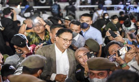 Gubernur DKI Jakarta Anies Baswedan (tengah) melayani warganya berswafoto saat Puncak Perayaan HUT ke-495 tahun Jakarta di Jakarta International Stadium, Jakarta, Sabtu (25/6/2022). Konser malam puncak Jakarta Hajatan yang bertemakan 