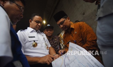 Gubernur DKI Jakarta Anies Baswedan (tengah)