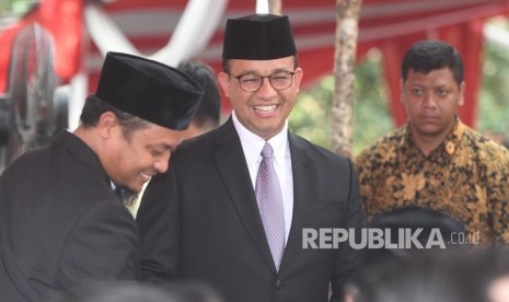 Gubernur DKI Jakarta Anies Baswedan (tengah)