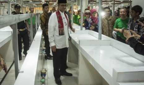 Gubernur DKI Jakarta Anies Baswedan (tengah) meninjau bagian dalam pasar saat peresmian unit pasar besar senen blok III dan pasar rakyat di Pasar Besar Senen Blok III, Jakarta, Jumat (29/12). Selain Pasar Senen Blok III, ada empat pasar lainnya yang ikut diresmikan secara simbolis di lokasi tersebut, yakni Pasar Sinar, Pasar Bidadari, Pasar Cawang Kavling dan Pasar Karet Belakang (Karbela). 