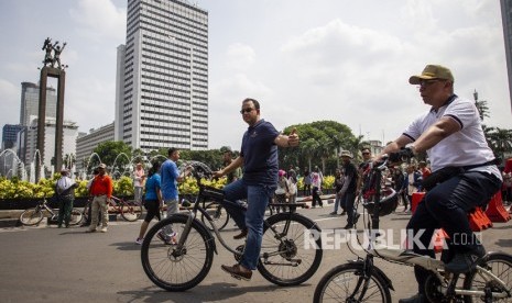 Gubernur DKI Jakarta Anies Baswedan (tengah) meninjau Hari Bebas Kendaraan Bermotor (HBKB) di kawasan Bundaran HI, Jakarta, Ahad (3/11/2019).