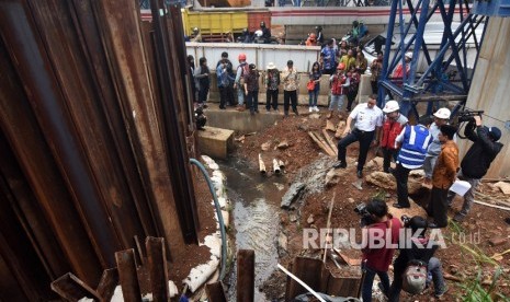 Gubernur DKI Jakarta Anies Baswedan (tengah) meninjau titik banjir yang bersebelahan dengan proyek LRT di Underpass Cawang, Jakarta, Kamis (4/4/2019).