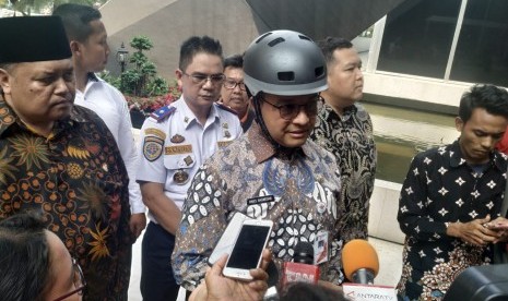 Gubernur DKI Jakarta Anies Baswedan tiba di Kompleks Parlemen Senayan, Jakarta, sembari bersepeda, Rabu (25/9). 