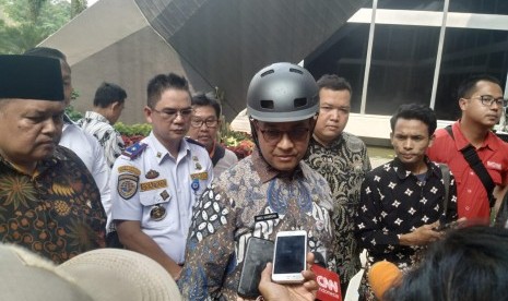 Gubernur DKI Jakarta Anies Baswedan tiba di Kompleks Parlemen Senayan, Jakarta, sembari bersepeda, Rabu (25/9). 