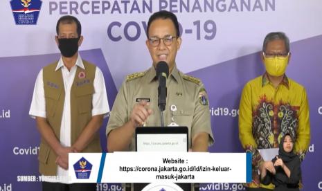 Gubernur DKI Jakarta, Anies Baswedan (tengah)