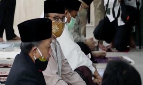 Gubernur DKI Jakarta, Anies Baswedan (tengah)