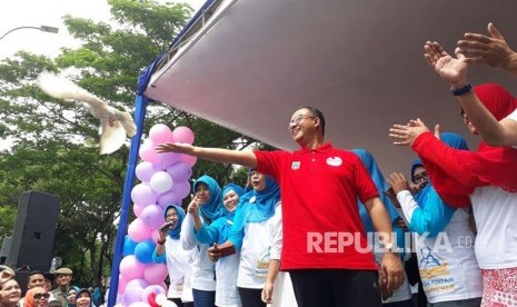 Gubernur DKI Jakarta Anies Bawedan di Perayaan Hari Guru di Jembatan Kanal Banjir Timur (KBT), RW 14 Cipinang, Jakarta Timur, Ahad (26/11).