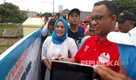 Gubernur DKI Jakarta Anies Bawedan di Perayaan Hari Guru di Jembatan Kanal Banjir Timur (KBT), RW 14 Cipinang, Jakarta Timur, Ahad (26/11).