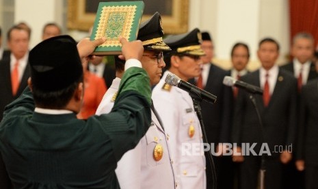 Gubernur DKI Jakarta Anies (kiri) ebrsama Wagub DKI Jakarta Sandiaga Uno mengikuti pengambilan sumpah jabatan saat Upacara Pelantikan Gubernur DKI Jakarta oleh Presiden Joko Widodo di Istana Negara, Jakarta, Senin (16/10).