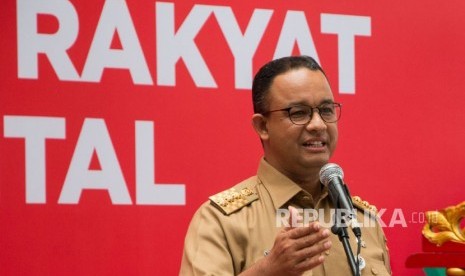 Gubernur DKI Jakarta Anies R Baswedan menyampaikan sambutannya pada peresmian pasar rakyat dan UMKM Go Digital di Pasar Modern Mayestik, Jakarta, Selasa (19/12). 