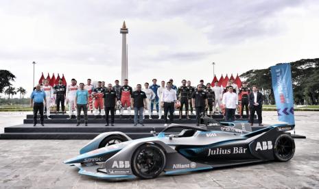 Gubernur DKI Jakarta Anies Rasyid Baswedan berpose bersama pembalap Formula E di Monas, Jakarta Pusat, Kamis (2/6/2022).