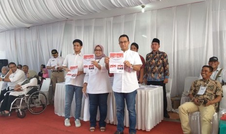 Gubernur DKI Jakarta Anies Rasyid Baswedan bersama keluarganya mencoblos di TPS 60 Lebak Bulus, Jakarta Selatan, Rabu (17/4). 