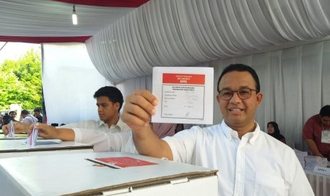 Gubernur DKI Jakarta Anies Rasyid Baswedan bersama keluarganya mencoblos di TPS 60 Lebak Bulus, Jakarta Selatan, Rabu (17/4). 