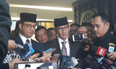 Gubernur DKI Jakarta Anies Rasyid Baswedan (kiri) dan mantan Wakil Gubernur DKI Jakarta yang menjadi calon Wakil Presiden nomor urut 02 Sandiaga Salahuddin Uno.