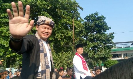 Gubernur DKI Jakarta Anies Rasyid Baswedan bersama Wali Kota Bogor Bima Arya Sugiarto ketika menaiki kuda di Helaran Seni Budaya, dalam rangka hari jadi Bogor ke-537 tahun 2019 di Kota Bogor, Jawa Barat, Ahad (30/6).