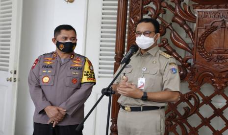 Gubernur DKI Jakarta Anies Rasyid Baswedan bertemu dengan Kapolda Metro Jaya Irjen M Fadil Imran di Balai Kota DKI, Jakarta Pusat, Senin (23/11).