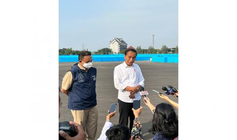 Gubernur DKI Jakarta, Anies Rasyid Baswedan mendampingi Presiden RI Jokowi saat berada di Sirkuit Formula E di Ancol, Jakarta Utara, belum lama ini. 