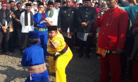 Gubernur DKI Jakarta Anies Rasyid Baswedan dan Politikus PKS Hidayat Nur Wahid disambut kesenian Palang Pintu di Lebaran Betawi 2019, Monas, Jakarta Pusat, Ahad (21/7). 