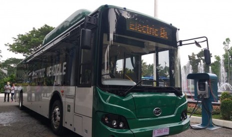 Gubernur DKI Jakarta Anies Rasyid Baswedan dan PT Transjakarta melakukan prauji coba bus listrik dari Balai Kota sampai Bundaran HI, Senin (29/4). 