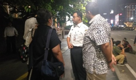 Gubernur DKI Jakarta Anies Rasyid Baswedan di depan Pullman Hotels meninjau situasi Jalan MH Thamrin, Jakarta Pusat, Rabu (22/5) malam.