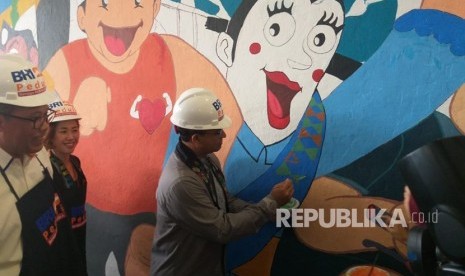 Gubernur DKI Jakarta Anies Rasyid Baswedan di Terowongan Jalan Kendal saat berlangsungnya kegiatan mural menyambut HUT ke-492 DKI Jakarta, Jumat (21/6).