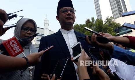 Gubernur DKI Jakarta Anies Rasyid Baswedan didampingi istrinya, Fery Farhati. 