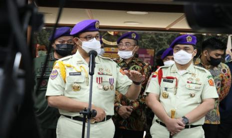 Gubernur DKI Jakarta Anies Rasyid Baswedan didampingi Wakil Gubernur DKI Ahmad Riza Patria seusai pemberian anggota kehormatan Resimen Mahasiswa (Menwa) Indonesia di Balai Kota DKI, Jakarta Pusat, Selasa (2/11).