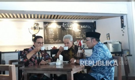 Gubernur DKI Jakarta Anies Rasyid Baswedan (kiri), Gubernur Jawa Tengah Ganjar Pranowo (tengah), dan Gubernur Jawa Barat Ridwan Kamil (kanan). PDIP dan PPP mengusung Ganjar, PKS fokus untuk memenangkan Anies di Pilpres 2024.